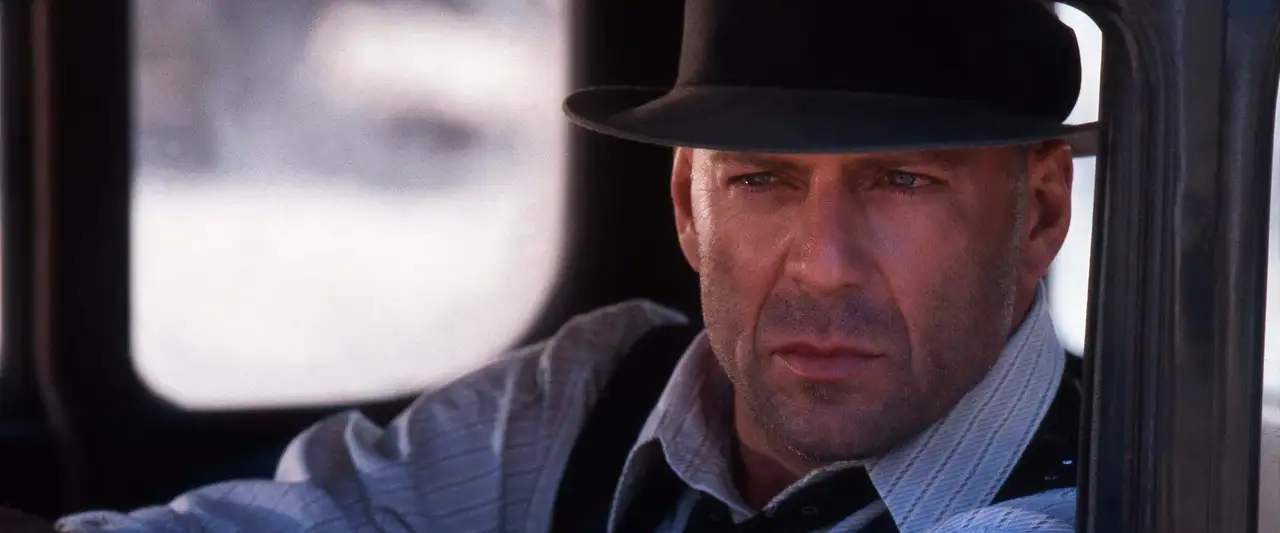 Dernier recours - En 1964, Sergio Leone avait déjà fait un remake de ce film... Pour une poignée de dollars. – image d’arrière-plan