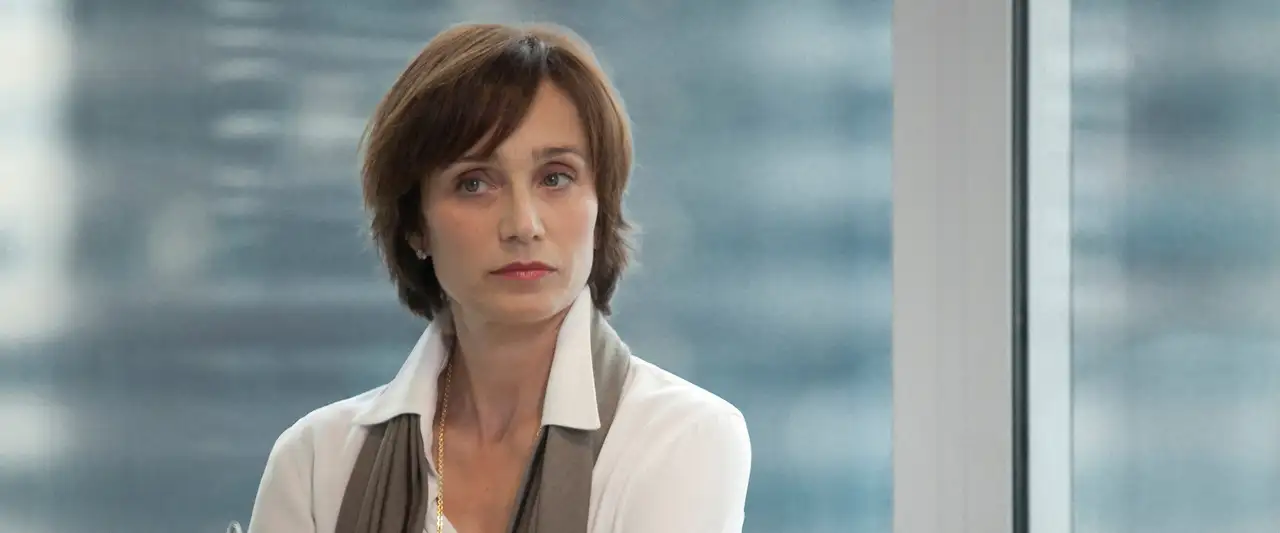 Crime d'Amour - Ambition. Manipulation. Revanche. – image d’arrière-plan