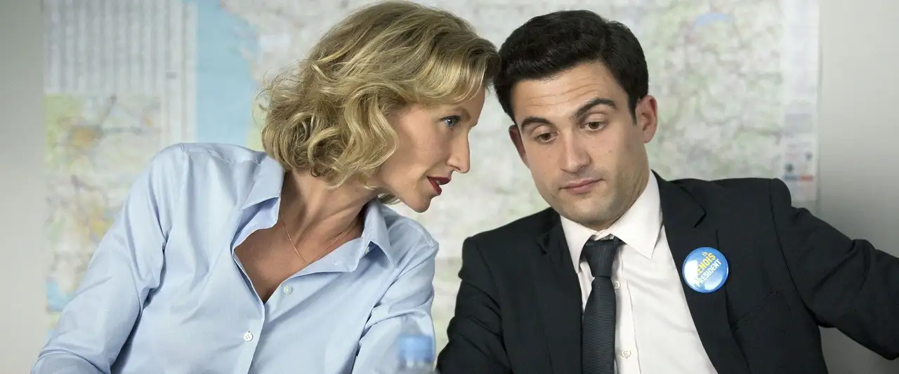 Le Poulain - Elle va tout lui apprendre... Surtout les coups bas – image d’arrière-plan