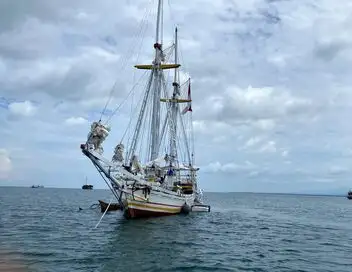 Les pinisis d'Indonésie, l'art de construire des bateaux – affiche
